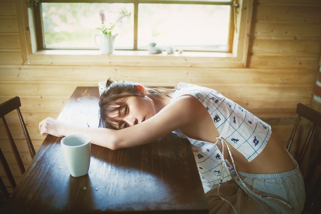 長濱ねる、わき腹をちらりと覗かせる解放的な1枚！ 8年ぶりの写真集が発売決定 画像