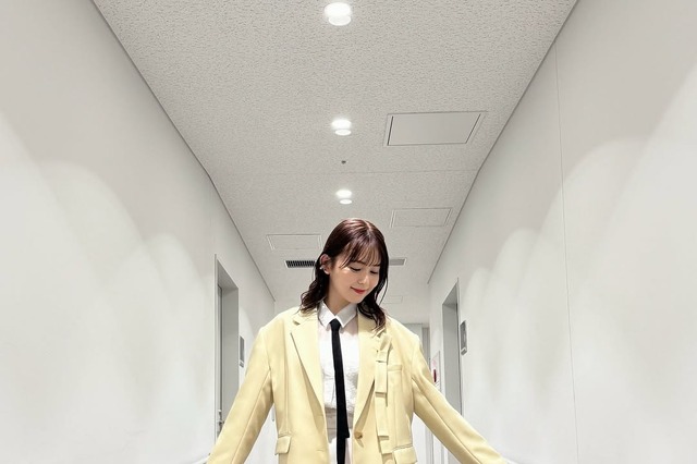 久間田琳加、“国宝級の美脚”映える多彩コーデ！「スタイル良すぎ」「神が与えし美しさ」とファン絶賛 画像