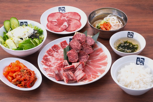 牛角、新セットメニューを発表!2人で5,000円以下で楽しむ「定番焼肉コース」など29日より提供 画像