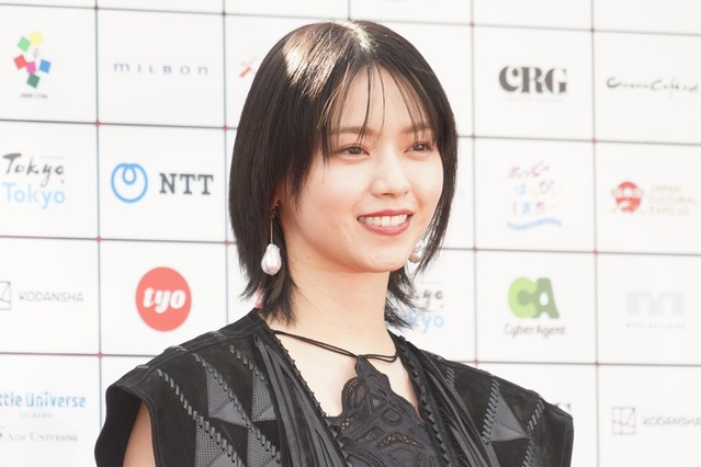 西野七瀬＆山﨑天、国際短編映画祭のレッドカーペットセレモニーにブラックドレスで登場 画像