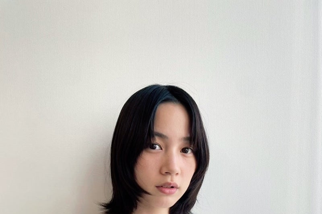 のん、コーディネートのセンス光るオフショット！「スカートのレースと赤ブーツかわいい」 画像