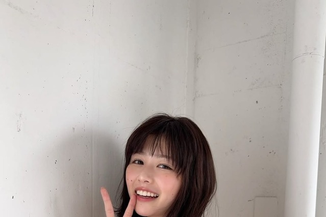 冴木柚葉、ベージュビキニで美肌見せ！『FLASH』オフショット公開 画像