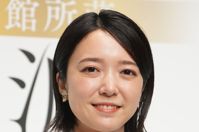 上白石萌音、胸元があいた大胆ドレスで美デコルテ披露「素敵な衣装」「綺麗過ぎ」 画像