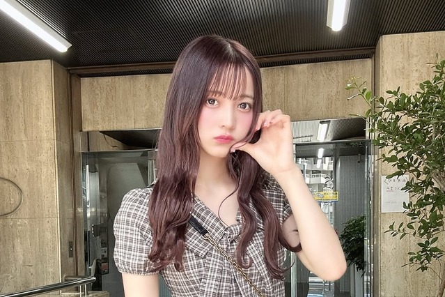 黒嵜菜々子、“あざと可愛い”チェック柄ワンピ姿が話題「スタイル抜群」「とっても似合って素敵」 画像