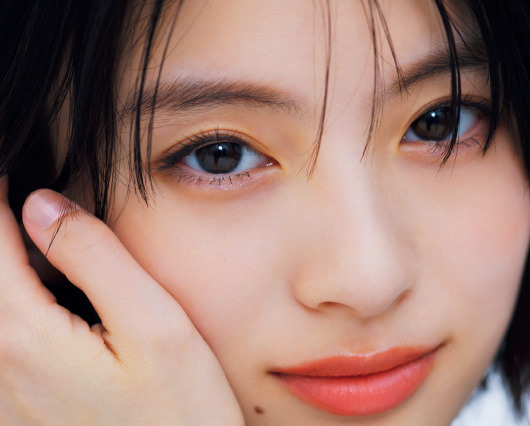 出口夏希が『andGIRL』2025年夏号の表紙に登場! 涼やかな夏の装いを披露 画像