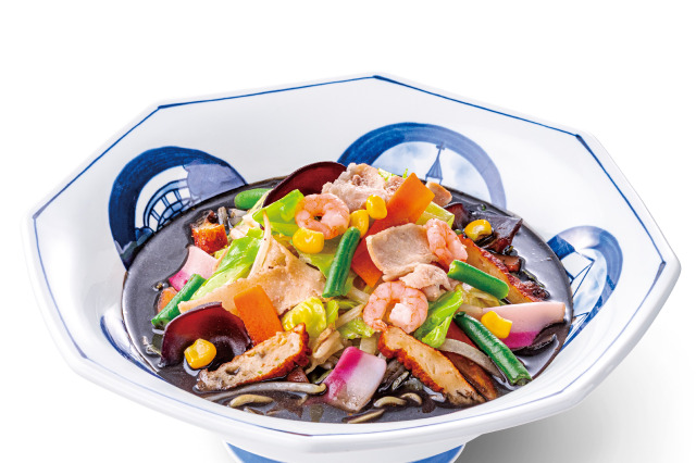 リンガーハット、真っ黒なスープが特徴の「ブラックちゃんぽん」が16日より期間限定販売！ 画像