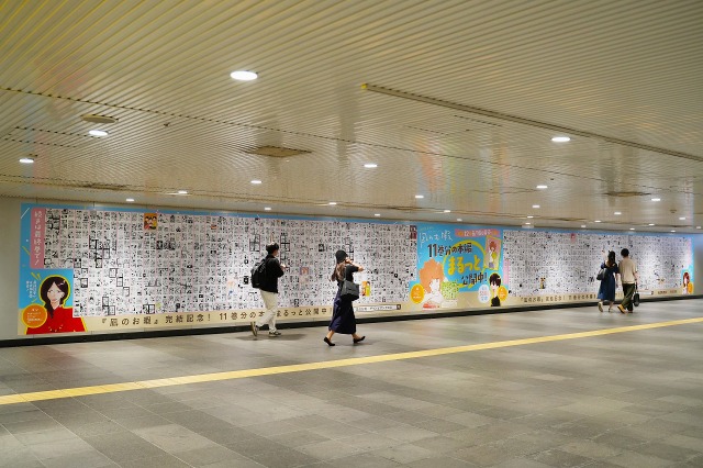 『凪のお暇』最終巻発売を記念した巨大広告が渋谷駅に登場！ 既刊1,606ページをまるっと読める 画像