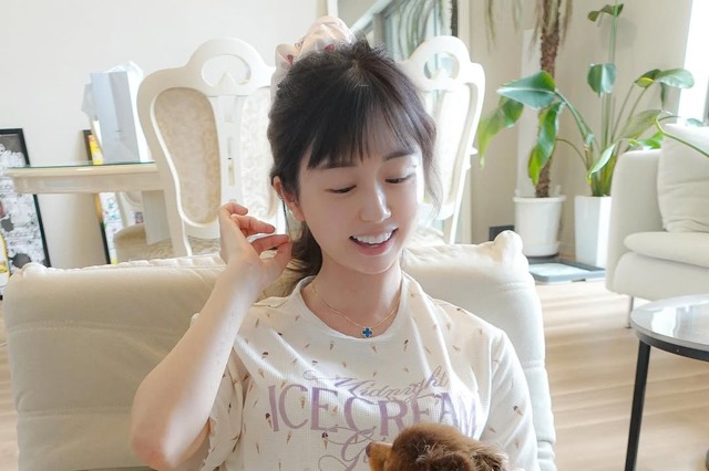 くりえみが愛犬とペアルックに！母からの31歳誕プレ披露 画像
