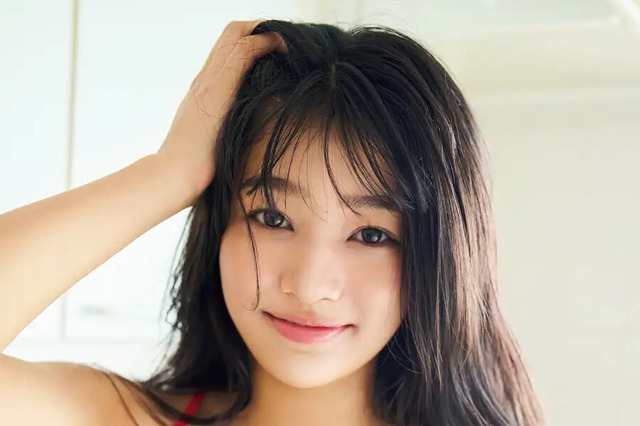 「ホリプロの秘蔵っ子」虹咲カリナ、真っ赤なビキニで美プロポーション披露！ 画像