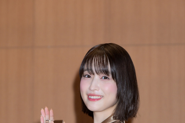 高橋ひかるが「E-ライン・ビューティフル大賞」受賞！ ゴールドのドレスで授賞式に登場 画像