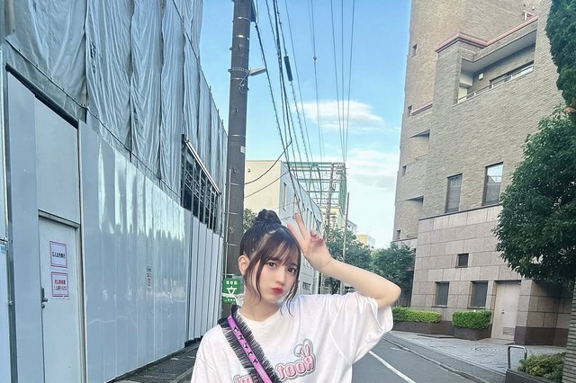 黒嵜菜々子、ミニスカ&ハイソックスの“JKコーデ”が可愛すぎる！ 画像