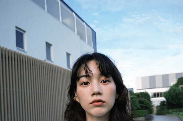 のん、初夏らしい全身ホワイトコーデが話題 「爽やかで素敵」「超キマってる」 画像