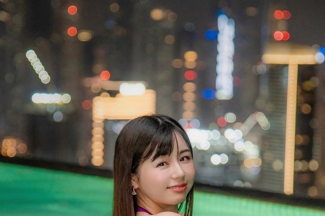 くりえみ、煌びやかなドバイ夜景が見えるプールで水着姿を披露 画像