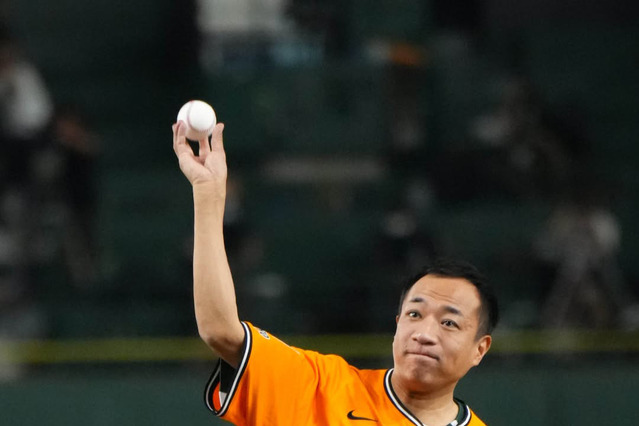 ナイツ、東京ドームの巨人×日本ハム戦で始球式に登場! 塙「練習の成果が出ました」 画像