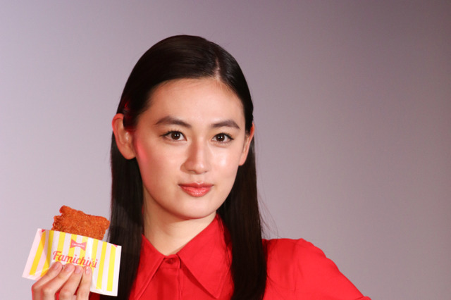 八木莉可子、新ファミチキ発表会でランウェイ風に登場！「まさかここまで本格的だと思っていなくて」 画像
