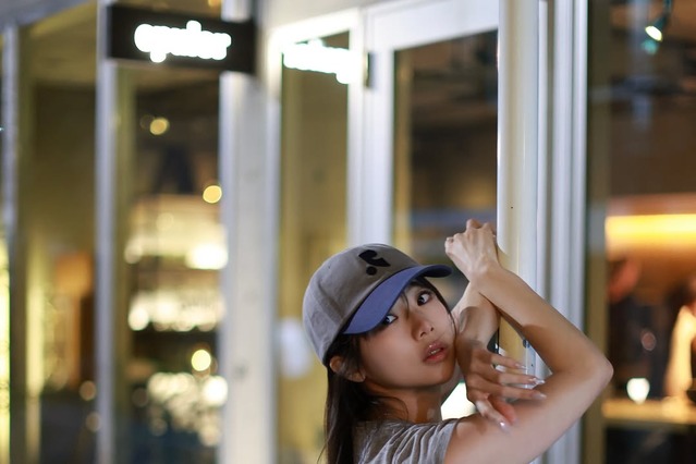 鈴木ふみ奈、へそだしカジュアルウエアでくびれアピール！大人可愛いネイルも大好評 画像