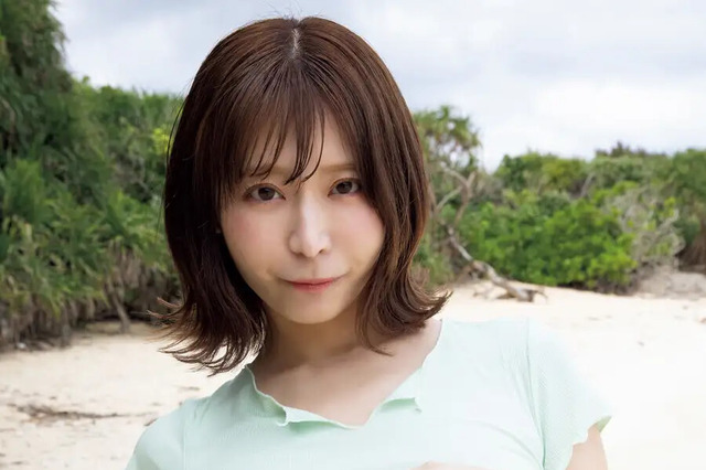 小日向結衣がミニTシャツをたくし上げ！美バストと絶妙ボディを大胆披露 画像