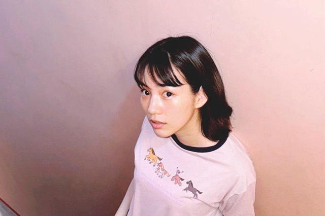 のん、淡いピンクのTシャツ姿に反響続々 「のんさまにふさわしいTシャツ」「良い……」 画像