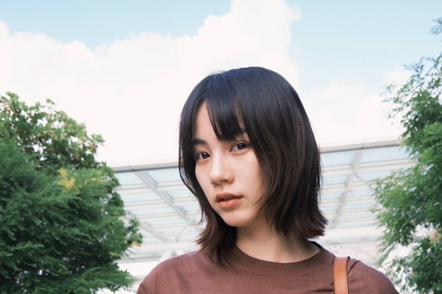 のん、鋭い流し目の私服ショットに反響続出！ 「かっこいい」「完全に惚れました」 画像