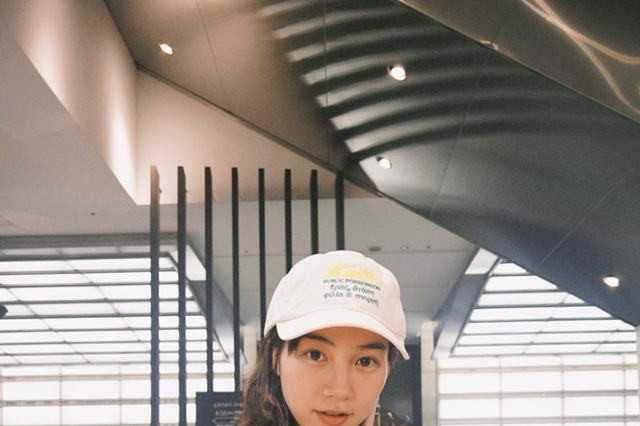 のん、私服コーデでアンニュイな表情！自然体な姿にファン「素敵でかっこいい」「好きすぎる」 画像