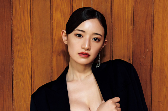 中田花奈、美バストをぎゅっと抱きしめ…2nd写真集『掻き立てる』重版決定 画像