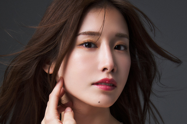 ラウンドガール・益田アンナ、上半身むき出しの大胆ショット! 初の写真集『Fragments of glow』発売 画像