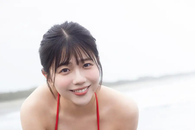 STU48・工藤理子、赤ビキニで四つん這いに！波打ち際でセクシーボディを公開 画像