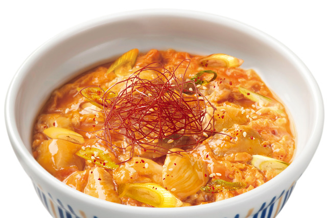 旨辛のタレが卵に絡む！なか卯、韓国チゲ鍋風味の「旨辛チゲ風親子丼」7月9日発売 画像