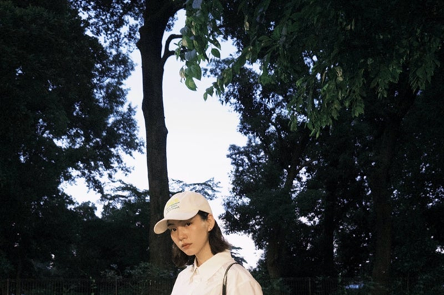 のん、ミニ丈パンツ×シャツで美脚あらわに!「足綺麗」「異次元のオシャレ」 画像