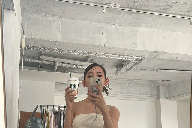 “奇跡の9頭身”黒木麗奈、可愛いドレスから腹チラルックまで！何でも着こなす姿にファン「流石プロ」 画像