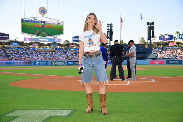 実写版「ONE PIECE」ナミ役のエミリー・ラッドがドジャースタジアムで始球式に！『ONE PIECE ナイト』が大盛況 画像