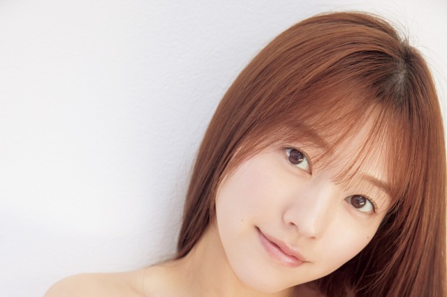 LinQ・髙木悠未、ランジェリーの肩紐をずらして“いつもより大胆”な肌見せ...1st写真集『タカラモノ』が発売 画像