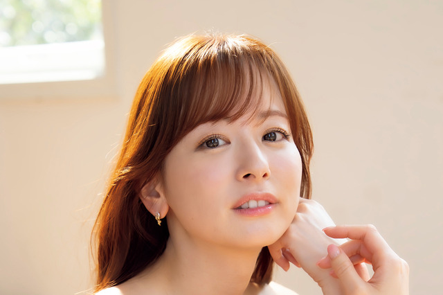 皆藤愛子、艶やかな表情で新境地のグラビア披露 画像