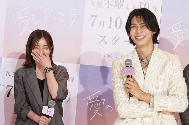 田中みな実、ラウールを‟愛の告白”企画でサポート「真ん中のカメラに向かって言ってみて!」 画像