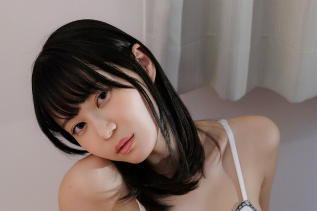 いけちゃん、はだけた衣服に妄想膨らむ...純白ランジェリー姿を披露 画像