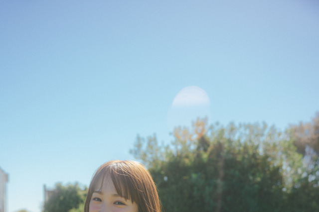 川栄李奈、オーバーオールから美肌＆水着チラ見せ！ 画像