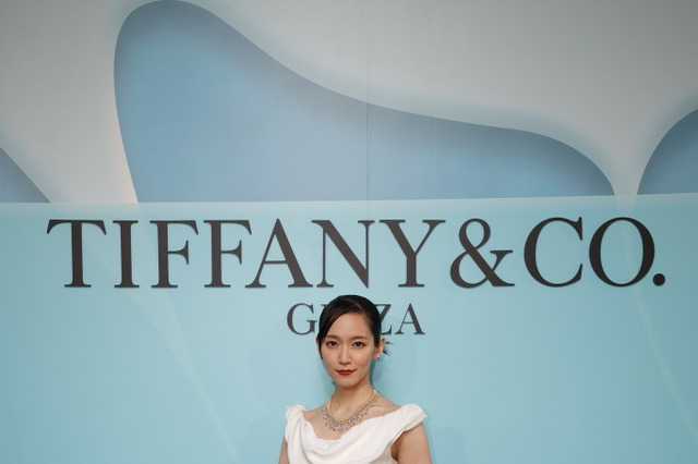 吉岡里帆、スリット入りの純白ドレスで登場!「ティファニー 銀座」に豪華セレブリティ36名集結 画像