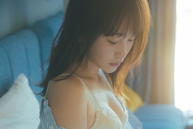 川栄李奈、“はだけた彼シャツ”から魅せるランジェリー姿! 画像