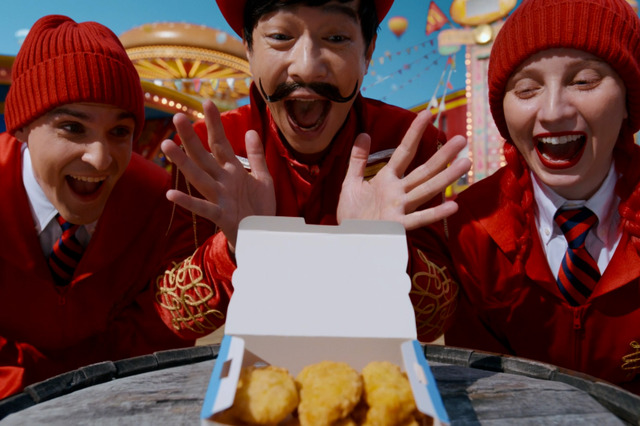 堺雅人が“巨大ナゲット型ハンマー”を振り下ろす！マクドナルド新CMで「Mr.トクニナルド」として再登場 画像