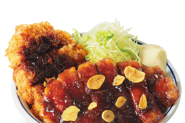 にんにく香る特製ソースが食欲そそる！かつや、「トンテキとチキンカツの合い盛り」を18日より販売 画像