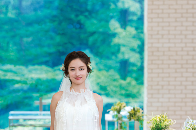谷まりあ、ニューオータニでウェディングドレス姿に!『Hotel Wedding』表紙を飾る 画像