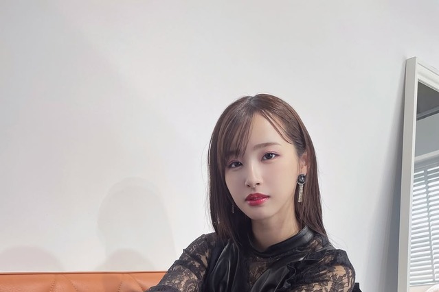 元STU48・沖侑果、モノトーンコーデの大人衣装で美脚ちらり！ 画像