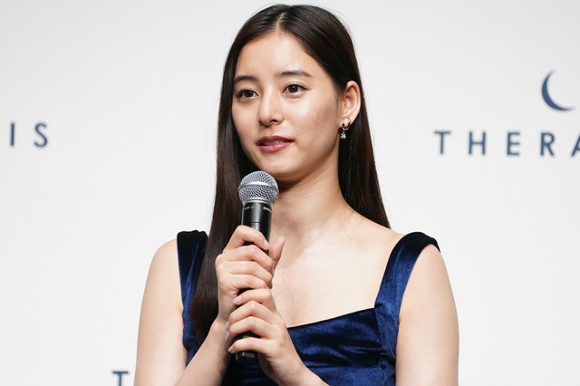 新木優子がボディライン際立つドレス姿で報道陣を魅了、挑戦したいのは「シュノーケリング」 画像
