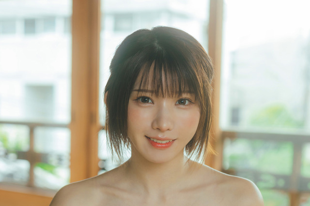 えなこ、チューブトップビキニで抜群のプロポーションを見せつけ! 画像