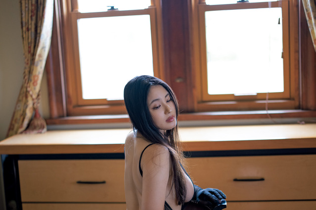 “Hカップのセクシーお姉さん”トロたん、ヒップラインが映えるランジェリー姿で艶っぽさ全開 画像