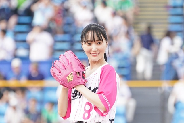 菅井友香がミニ丈パンツスタイルで始球式に登場、‟アイドルらしい”投球フォームを披露 画像