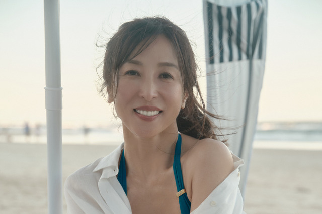 “伝説のグラビアクイーン”かとうれいこ、水着姿を30年ぶりに披露!56歳とは思えない圧巻の美スタイル 画像
