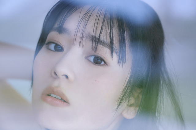 超ときめき♡宣伝部・坂井仁香、2nd写真集が発売決定！美谷間のぞくチューブトップのビジュアルを披露 画像