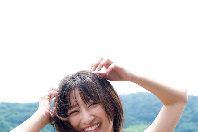 “グラビア界の超新星”榎原依那、モノトーン水着で圧巻グラビア！『FLASH』初登場でいきなり表紙に 画像