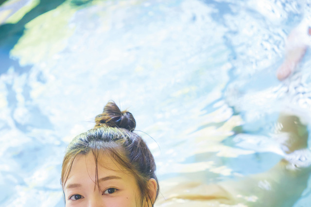 “九州のレジェンドアイドル”髙木悠未、元気いっぱいの水着グラビア!1st写真集アザーカットを公開 画像